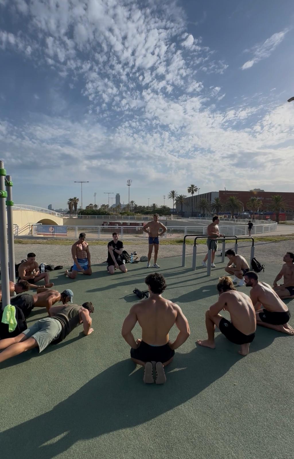 Endurance BCN community training together at the calisthenics park